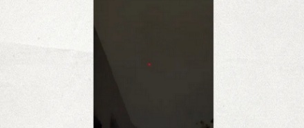 晚上半空中一边闪一边动的小红灯，到底是什么？