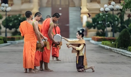 泰国僧人吃饭靠「讨」？揭秘千年化缘戒律背后的奥秘！